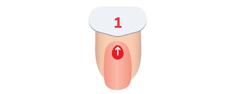 Manos con uñas pintadas de esmalte rojo brillante hechas en casa