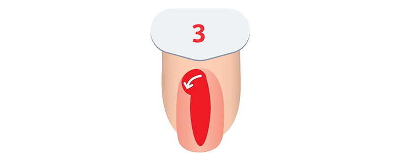 maquillamos el lateral de la uña con esmalte rojo