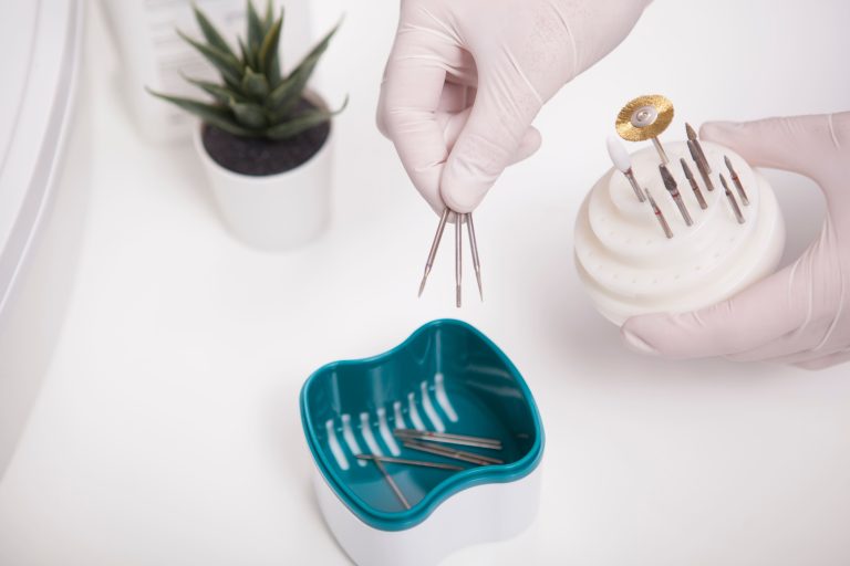 Cómo Desinfectar Fresas y Herramientas de Uñas Profesionalmente: Guía Completa para Manicuristas