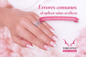 Errores comunes al aplicar uñas acrílicas y cómo evitarlos fácilmente paso a paso, manicura acrílica profesional con acabado degradado rosa y diseño elegante.