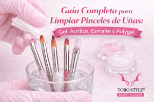 Cómo limpiar pinceles de uñas paso a paso: pinceles de gel, acrílico, esmalte y polygel en proceso de limpieza profesional.