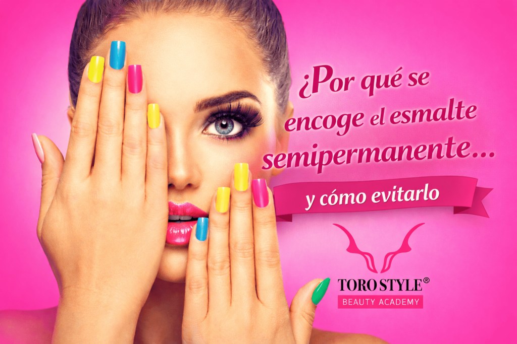 Modelo mostrando manicura mientras explica por qué se encoge el esmalte semipermanente y cómo evitar levantamientos en uñas