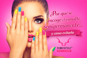 Modelo mostrando manicura mientras explica por qué se encoge el esmalte semipermanente y cómo evitar levantamientos en uñas