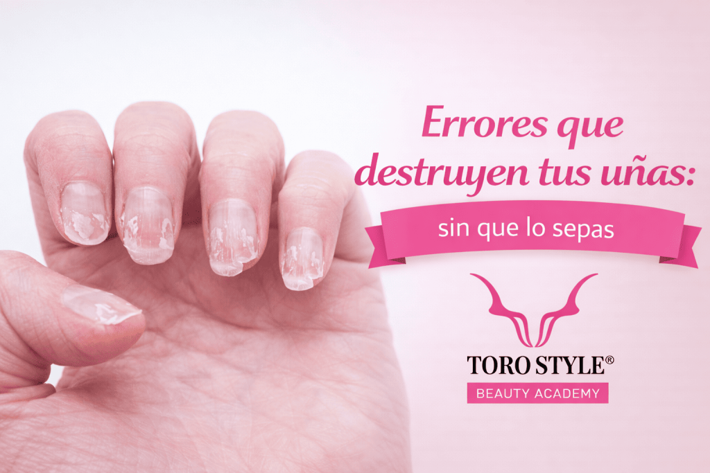 Mano con uñas dañadas y descamadas que ilustra errores comunes que destruyen las uñas, acompañada del texto “Errores que destruyen tus uñas: sin que lo sepas” y el logotipo de Toro Style Beauty Academy sobre fondo rosa degradado.