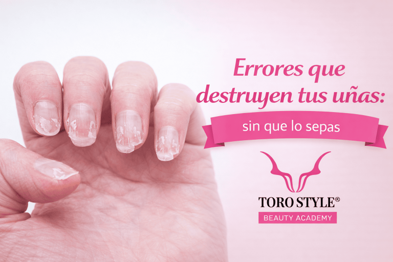 Mano con uñas dañadas y descamadas que ilustra errores comunes que destruyen las uñas, acompañada del texto “Errores que destruyen tus uñas: sin que lo sepas” y el logotipo de Toro Style Beauty Academy sobre fondo rosa degradado.