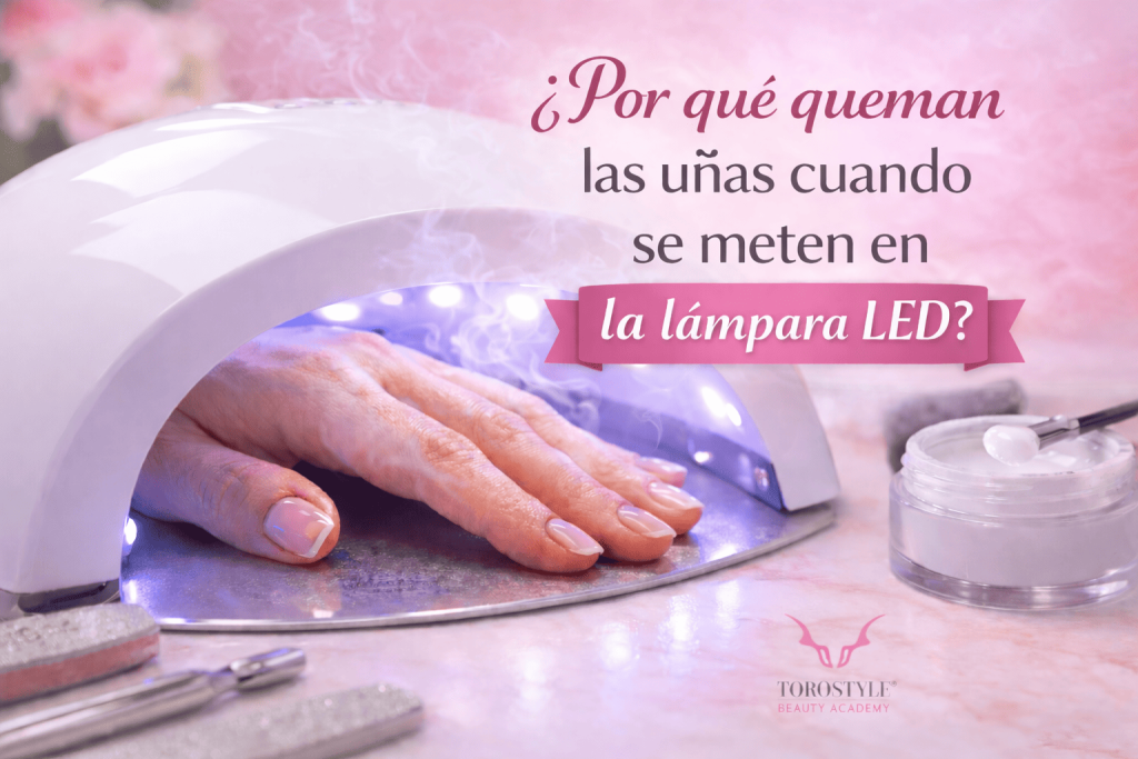 Mano con uñas de gel dentro de una lámpara LED profesional durante el secado, mostrando la reacción de calor que provoca sensación de quemazón en las uñas